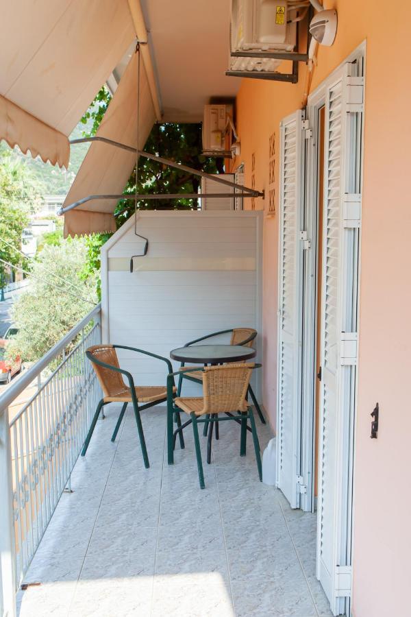 Hotel Loula Rooms And Apartments Kamena Vourla Exterior photo