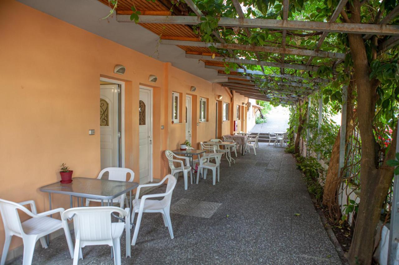 Hotel Loula Rooms And Apartments Kamena Vourla Exterior photo