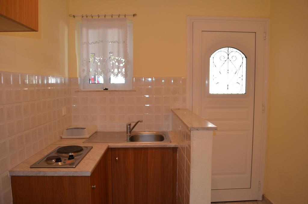 Hotel Loula Rooms And Apartments Kamena Vourla Room photo